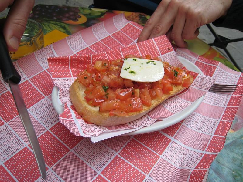 IMG_2085.JPG - Another cheese-tomato-bread specialty, a delicious bruschetta.  Mmmmmm.